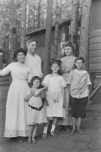 Nettie, Benjamin, Marion, Helene, Tal, and Mary Walsh ca. 1910